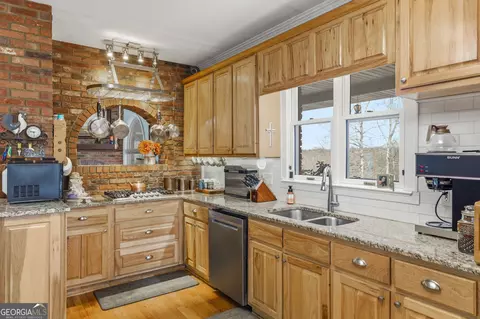 Kitchen - 401 Herrin Rd, Cornelia, GA 30531 photo 4 of 7