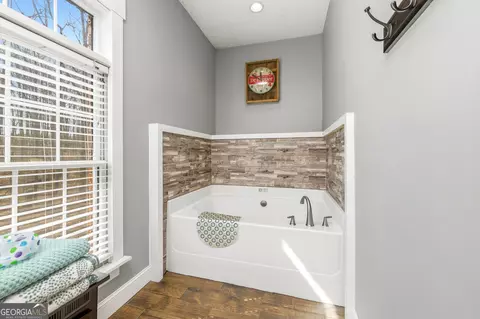 Bath - 401 Herrin Rd, Cornelia, GA 30531 photo 2 of 11
