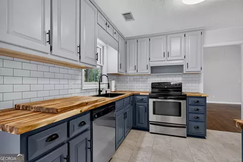 Kitchen - 113 Franklin Way, Lagrange, GA 30240 photo 2 of 2