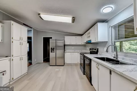 Kitchen - 5500 Hemlock Ct, Lula, GA 30554 photo 2 of 5