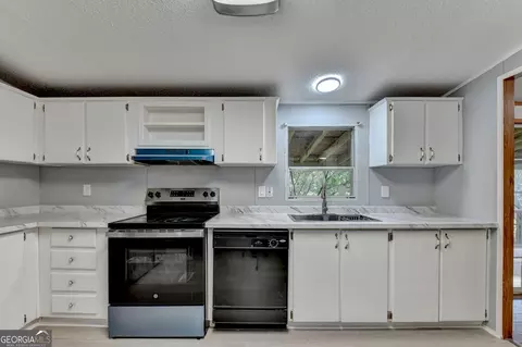 Kitchen - 5500 Hemlock Ct, Lula, GA 30554 photo 4 of 5