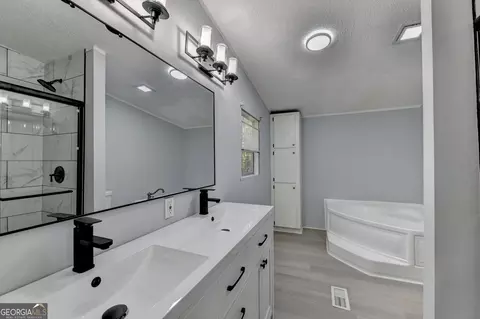 Bath - 5500 Hemlock Ct, Lula, GA 30554 photo 2 of 6