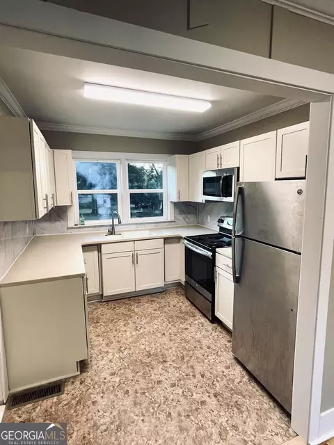 Kitchen - 133 Bennett St, Commerce, GA 30529 photo 2 of 2