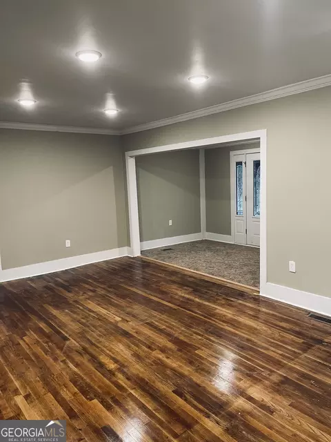 Living - 133 Bennett St, Commerce, GA 30529 photo 1 of 2