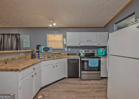 Kitchen - 594 Neal Rd, Commerce, GA 30530 photo 1 of 1