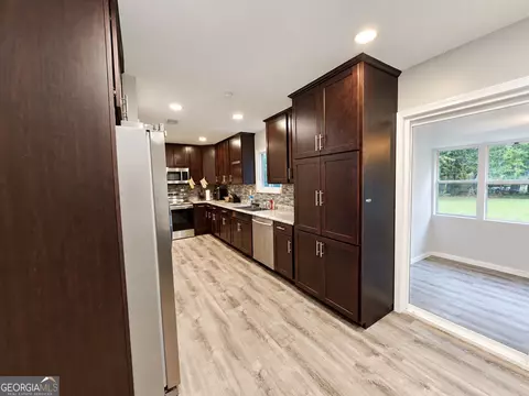 Kitchen - 208 Bedivere, Warner Robins, GA 31093 photo 2 of 4