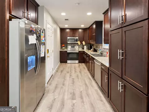 Kitchen - 208 Bedivere, Warner Robins, GA 31093 photo 3 of 4