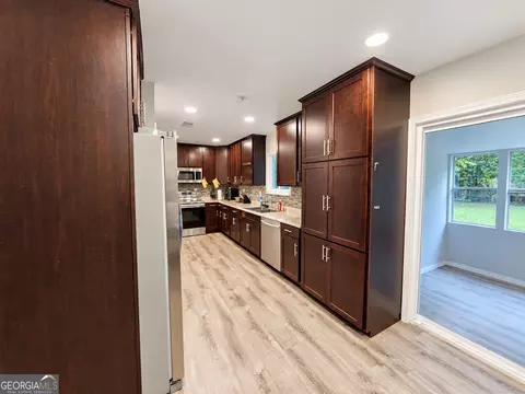 Kitchen - 208 Bedivere, Warner Robins, GA 31093 photo 1 of 4