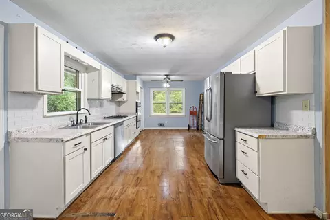 Kitchen - 195 Rosewood Ave, Tyrone, GA 30290 photo 2 of 4