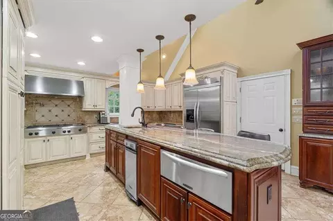 Kitchen - 175 Devonwood Dr, Calhoun, GA 30701 photo 3 of 4
