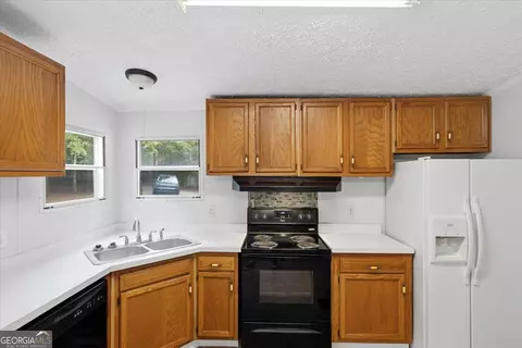 Kitchen - 308 Blounts Chapel Rd, Haddock, GA 31033 photo 3 of 4
