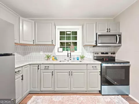 Kitchen - 165 Cherokee Ave, Nelson, GA 30151 photo 3 of 4