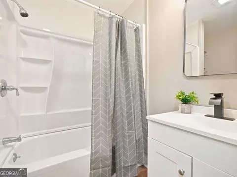 Bath - 165 Cherokee Ave, Nelson, GA 30151 photo 3 of 5