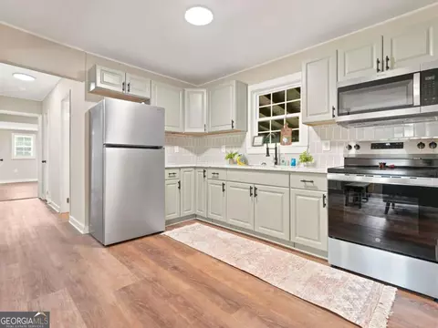 Kitchen - 165 Cherokee Ave, Nelson, GA 30151 photo 2 of 4