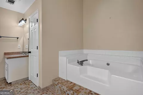 Bath - 100 Dogwood Ct, Lagrange, GA 30240 photo 4 of 5