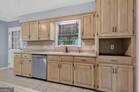 Kitchen - 100 Dogwood Ct, Lagrange, GA 30240 photo 2 of 3