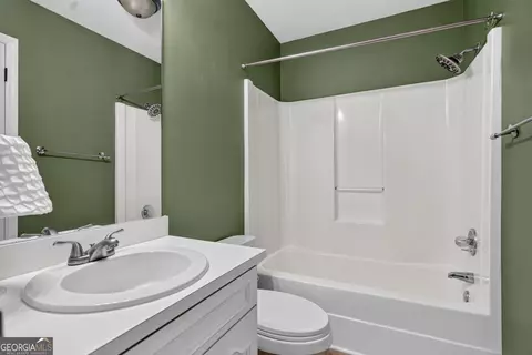 Bath - 100 Dogwood Ct, Lagrange, GA 30240 photo 2 of 5