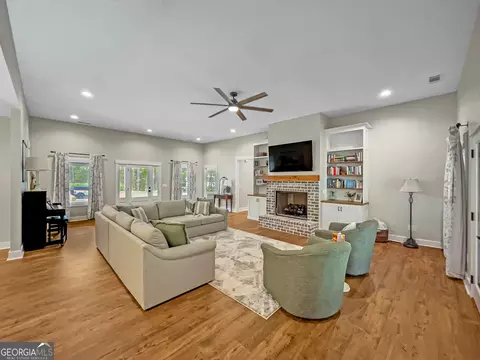 Living - 71 Spratlin Ct, Hull, GA 30646 photo 3 of 3