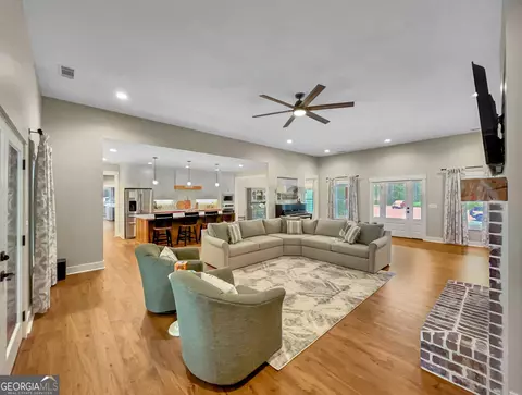 Living - 71 Spratlin Ct, Hull, GA 30646 photo 2 of 3