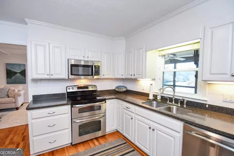 Kitchen - 1207 Old River Rd, Cornelia, GA 30531 photo 4 of 8