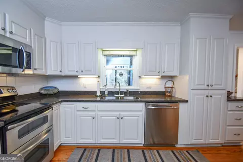 Kitchen - 1207 Old River Rd, Cornelia, GA 30531 photo 7 of 8