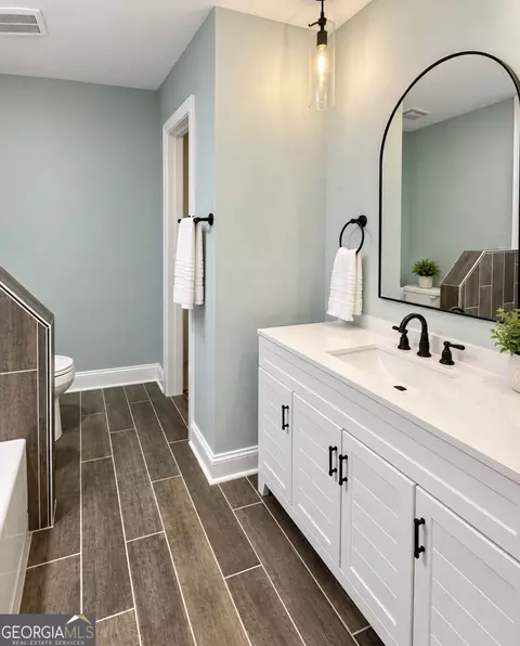 Bath - 405 N Broughton St, Ailey, GA 30410 photo 6 of 7