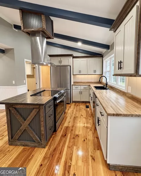 Kitchen - 405 N Broughton St, Ailey, GA 30410 photo 2 of 2