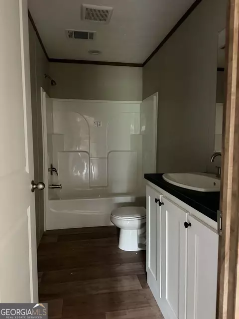 Bath - 1509 E 4th St Ext, Alma, GA 31510 photo 3 of 3
