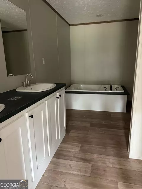 Bath - 1509 E 4th St Ext, Alma, GA 31510 photo 2 of 3