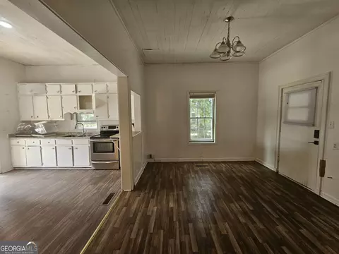 Living - 14 Mill St, Jackson, GA 30233 photo 1 of 3