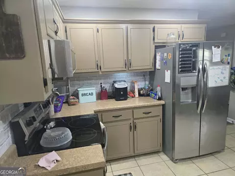 Kitchen - 70 Arnold Rd, Hampton, GA 30228 photo 2 of 2