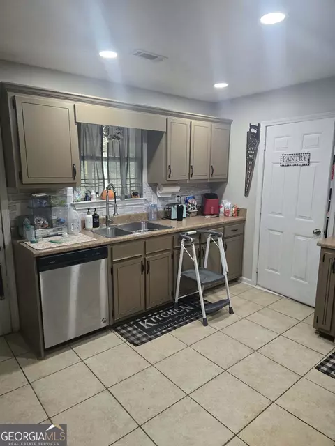 Kitchen - 70 Arnold Rd, Hampton, GA 30228 photo 1 of 2