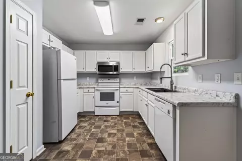 Kitchen - 112 Starlake Dr, Jackson, GA 30233 photo 2 of 6