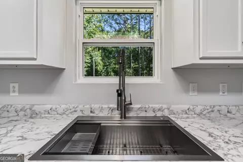 Kitchen - 112 Starlake Dr, Jackson, GA 30233 photo 4 of 6