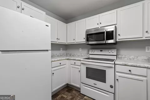 Kitchen - 112 Starlake Dr, Jackson, GA 30233 photo 5 of 6