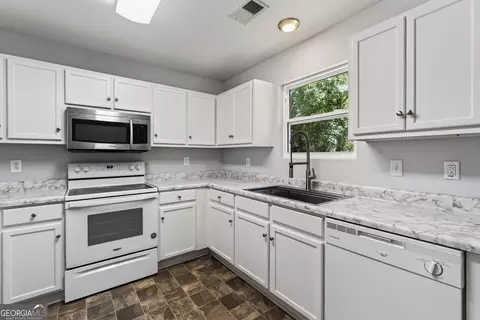 Kitchen - 112 Starlake Dr, Jackson, GA 30233 photo 3 of 6