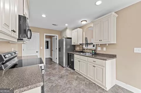 Kitchen - 115 Winsted Ct, Perry, GA 31069 photo 2 of 3