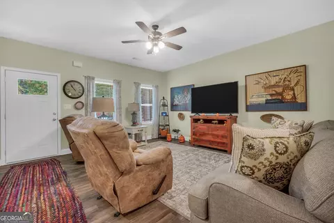 Living - 662 Grove St, Barnesville, GA 30204 photo 1 of 3