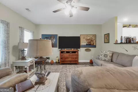 Living - 662 Grove St, Barnesville, GA 30204 photo 3 of 3