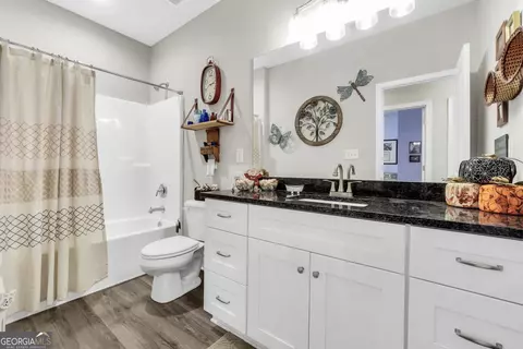 Bath - 662 Grove St, Barnesville, GA 30204 photo 1 of 3