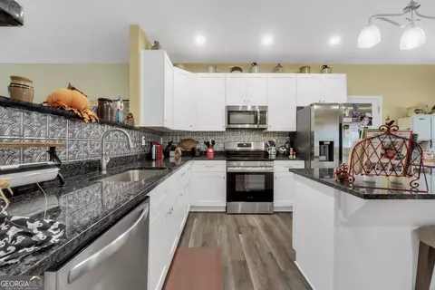 Kitchen - 662 Grove St, Barnesville, GA 30204 photo 1 of 6