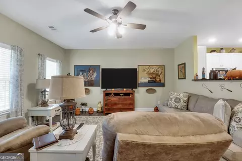 Living - 662 Grove St, Barnesville, GA 30204 photo 2 of 3