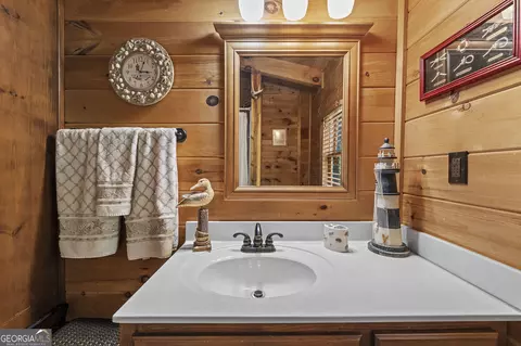 Bath - 677 E Valley Rd NE, Rydal, GA 30171 photo 2 of 5
