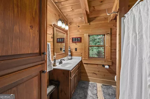 Bath - 677 E Valley Rd NE, Rydal, GA 30171 photo 1 of 5