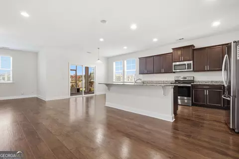 Living - 105 Grimsby Rd, Savannah, GA 31407 photo 1 of 4