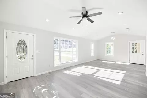 Living - 204 Thomas St, Dublin, GA 31021 photo 5 of 5