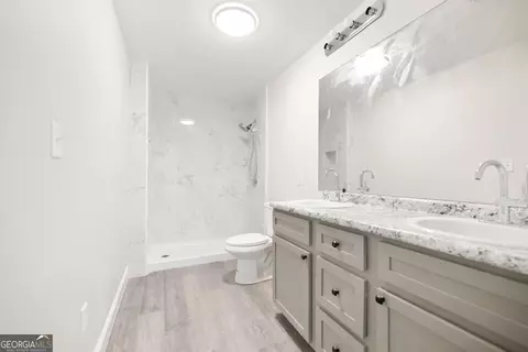 Bath - 204 Thomas St, Dublin, GA 31021 photo 1 of 2