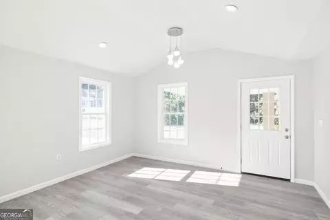 Living - 204 Thomas St, Dublin, GA 31021 photo 2 of 5
