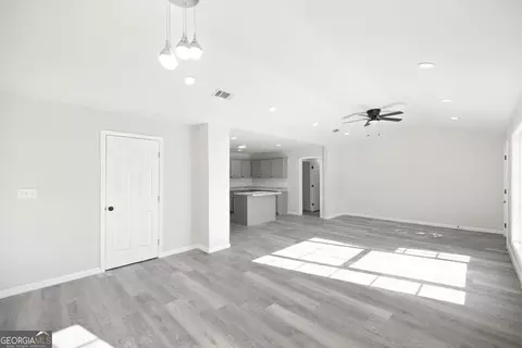 Living - 204 Thomas St, Dublin, GA 31021 photo 3 of 5