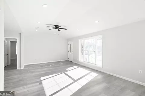 Living - 204 Thomas St, Dublin, GA 31021 photo 1 of 5